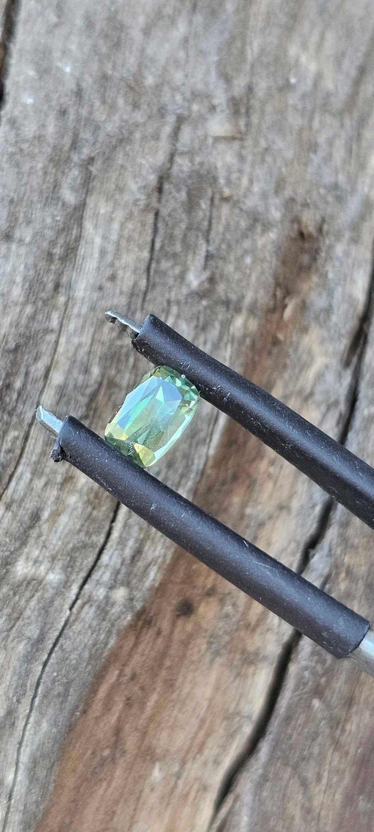 0.560ct Mellow greenish yellow sapphire - Evolution Gemstones