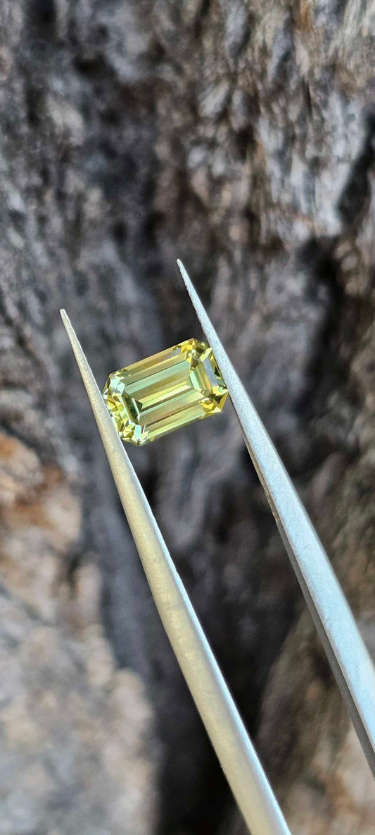 Yellowish emerald cut sapphire - Evolution Gemstones