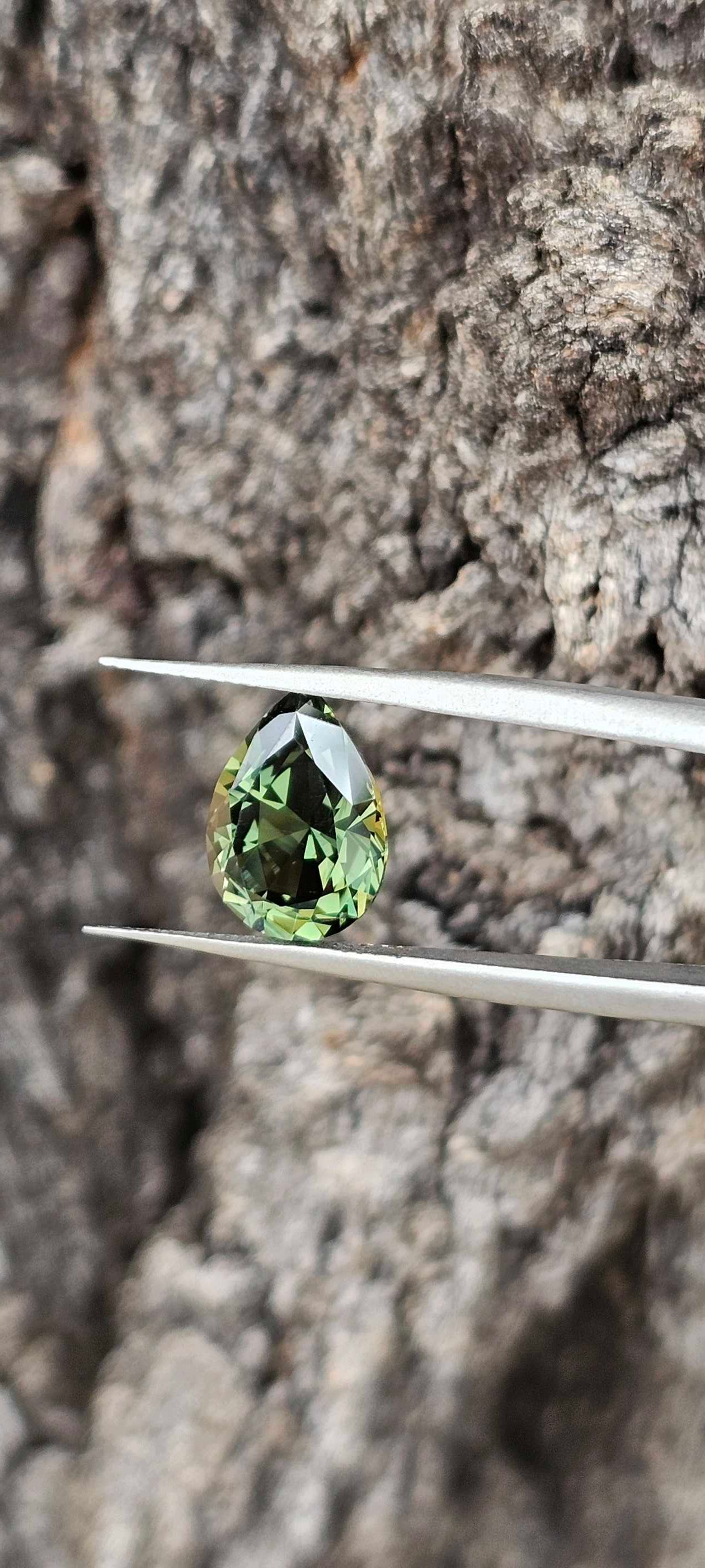 4.1ct forest green pear cut sapphire - Evolution Gemstones