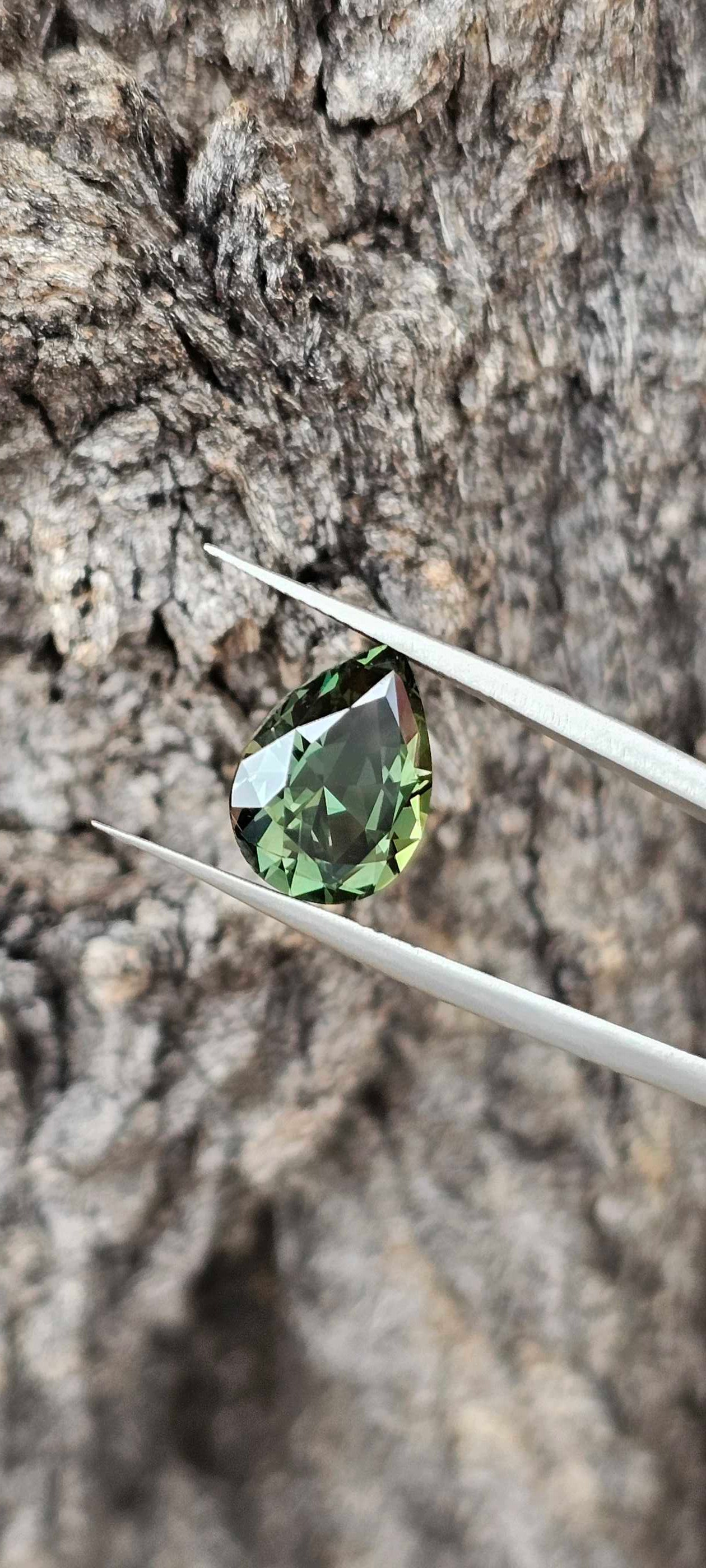 4.1ct forest green pear cut sapphire - Evolution Gemstones