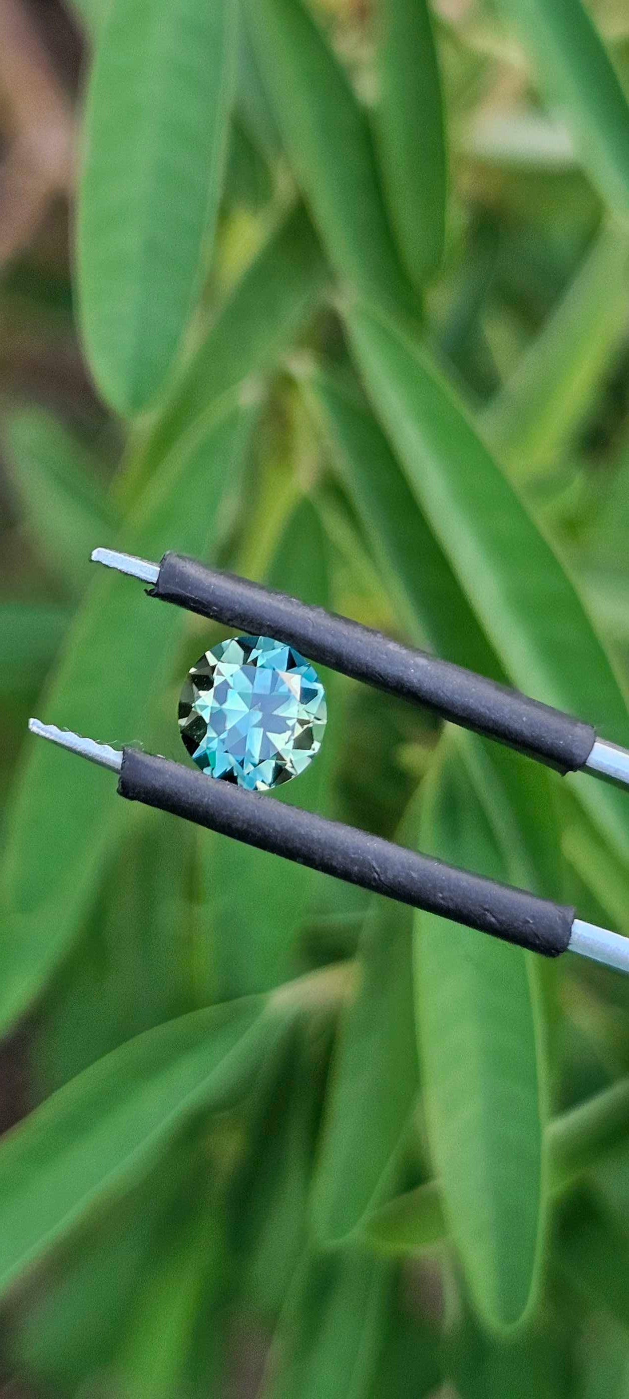 1.21ct round brilliant pretty parti sapphire - Evolution Gemstones