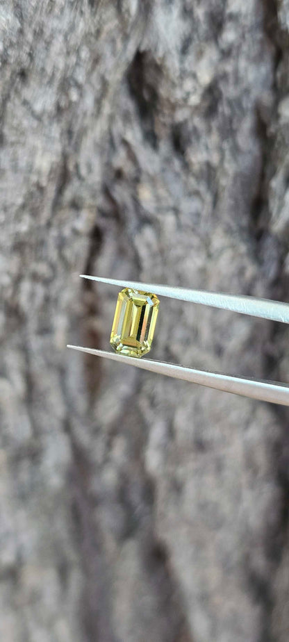 Yellowish emerald cut sapphire - Evolution Gemstones