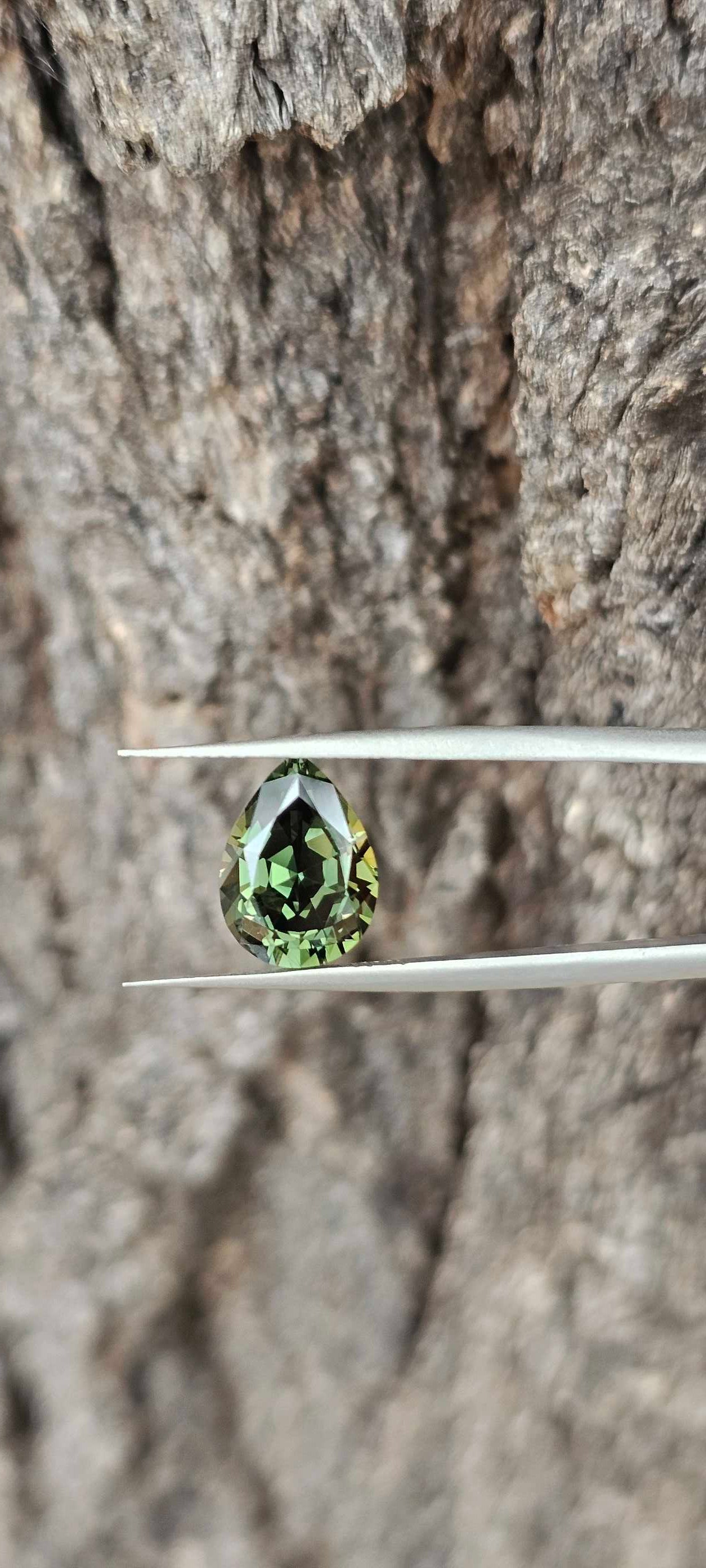 4.1ct forest green pear cut sapphire - Evolution Gemstones