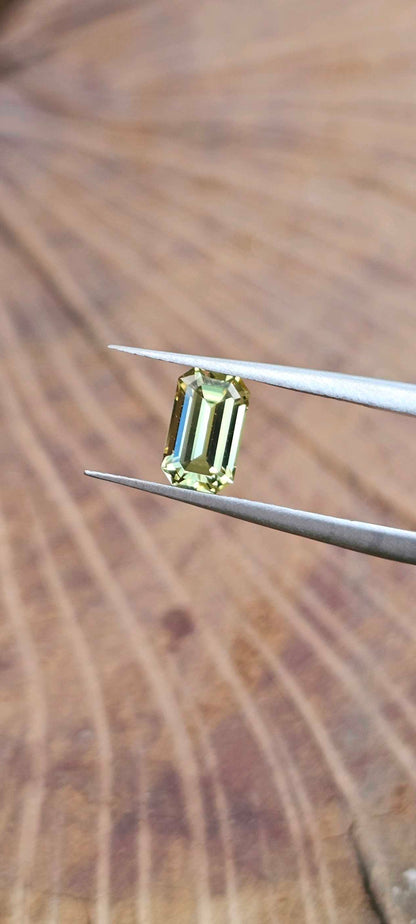 Yellowish emerald cut sapphire - Evolution Gemstones