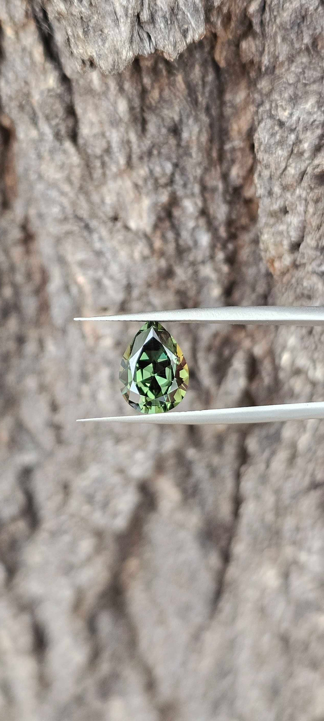 4.1ct forest green pear cut sapphire - Evolution Gemstones