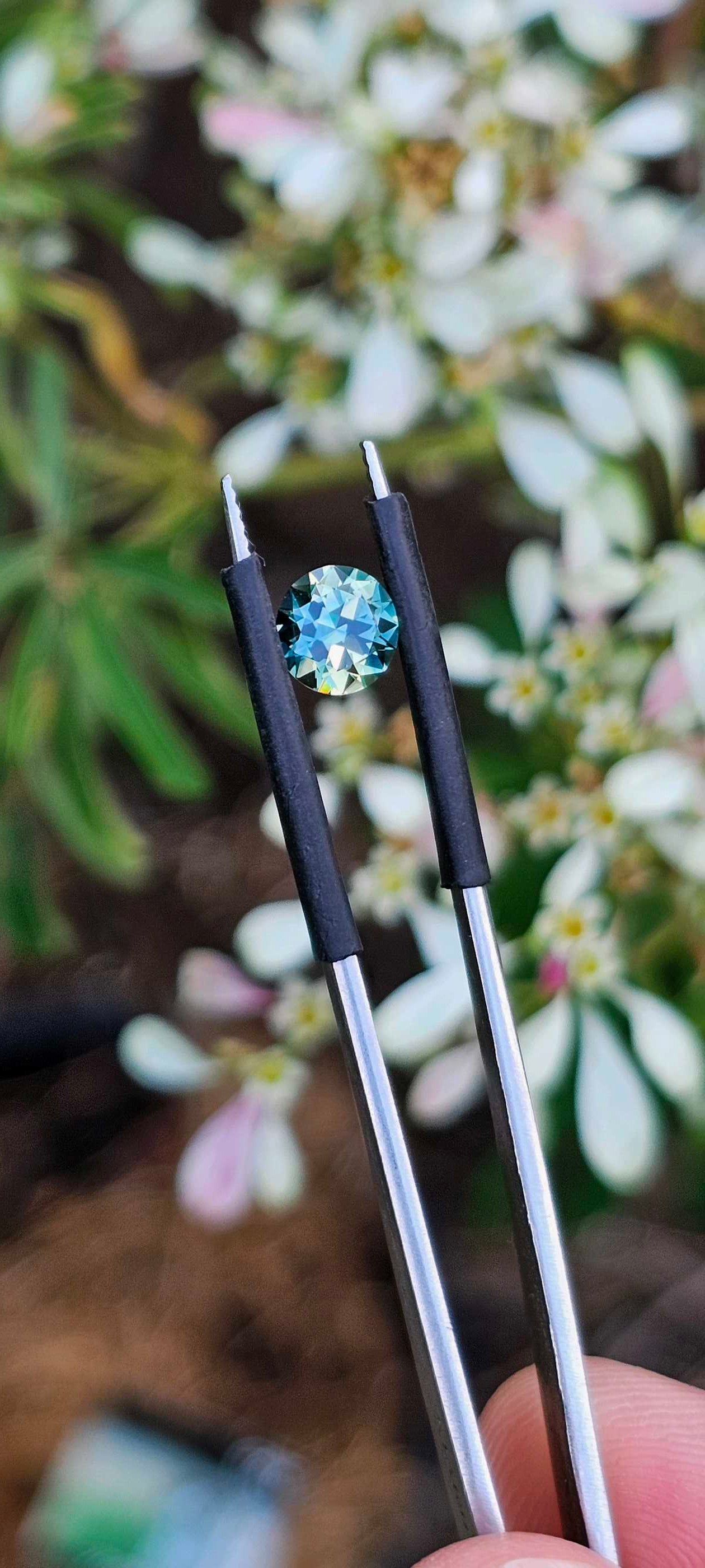 1.21ct round brilliant pretty parti sapphire - Evolution Gemstones