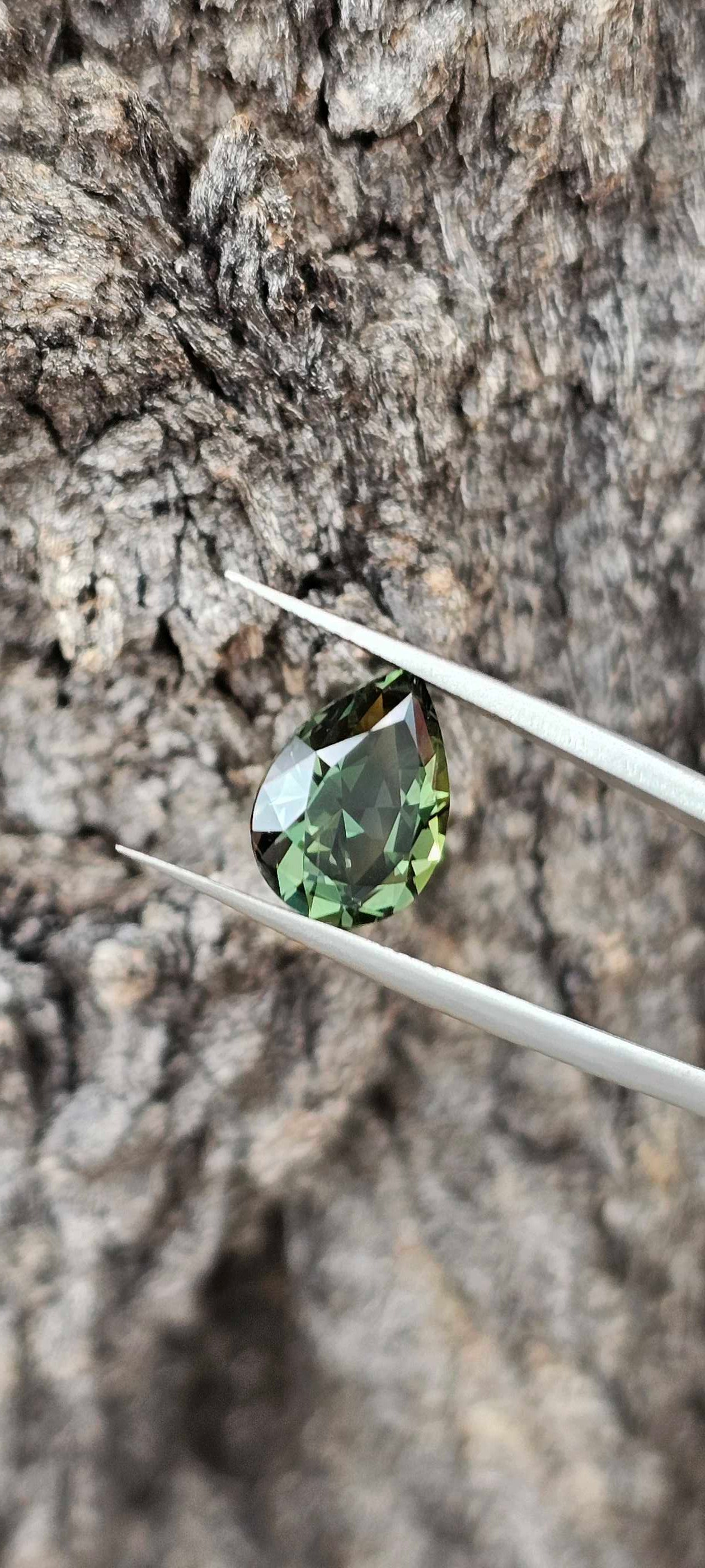 4.1ct forest green pear cut sapphire - Evolution Gemstones