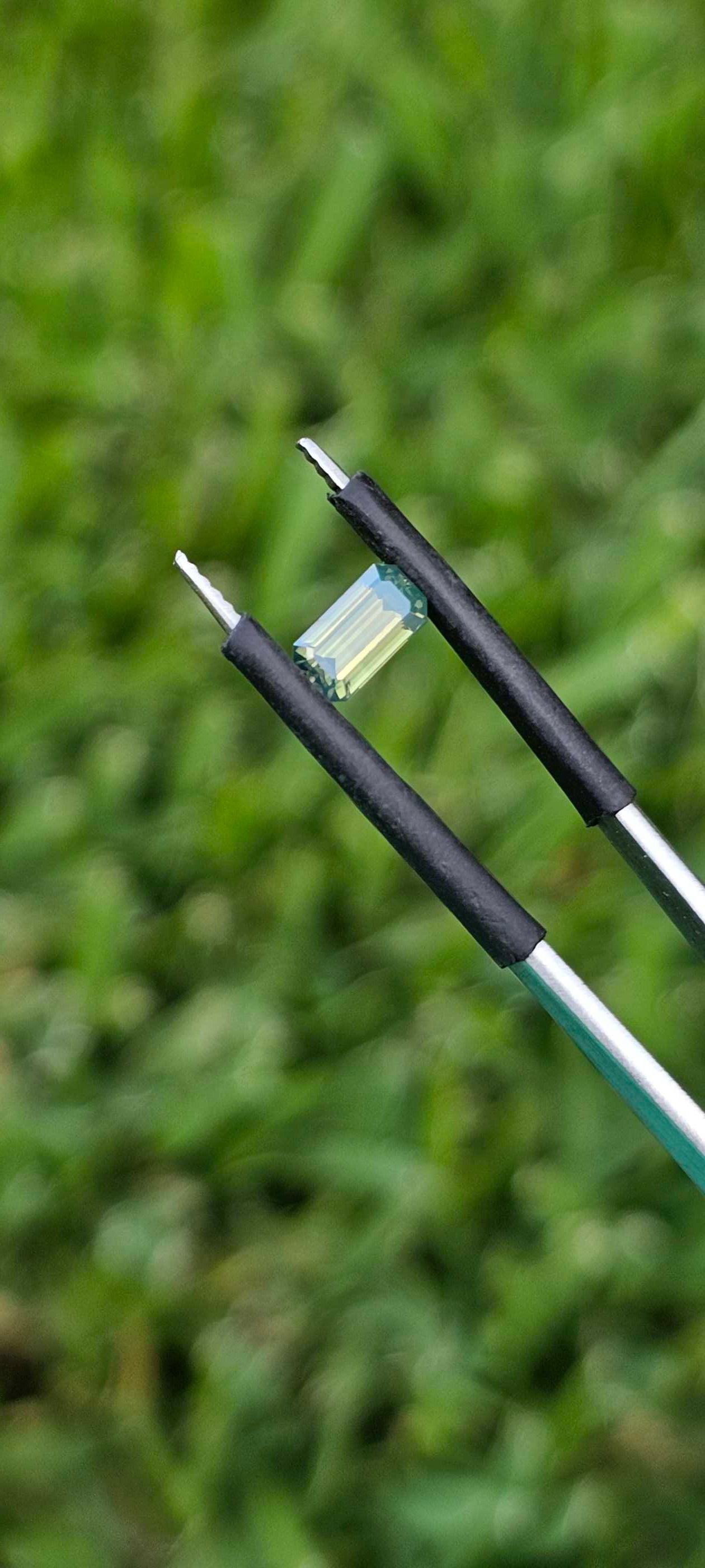 Silky parti sapphire - Evolution Gemstones